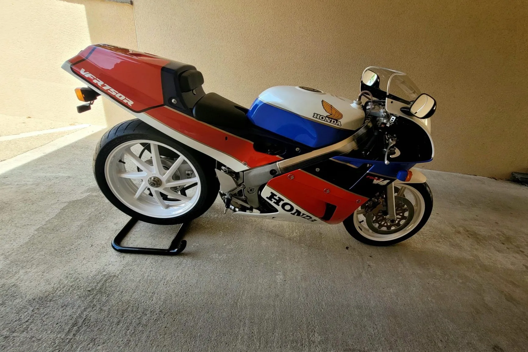 HONDA VFR750R RC30 1987年 Street Version 1920px-HondaVFR750R.jpeg?q=70&
